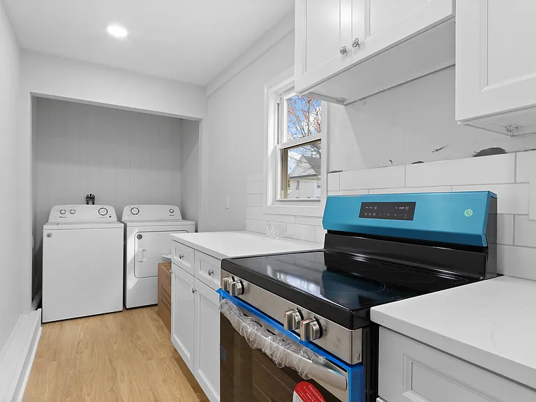 604 Dean St — Photo 9