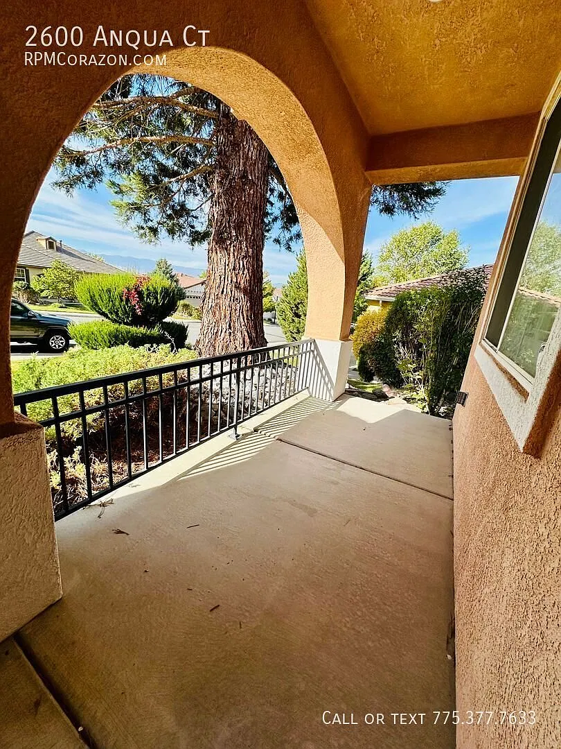 Spacious 3 bed, 2.5 bath D'Andrea home! — Photo 3