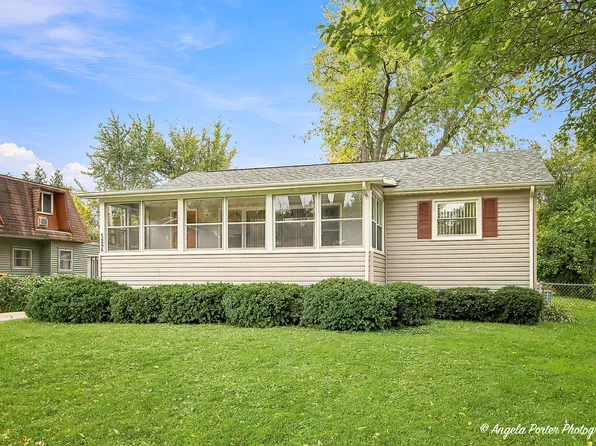 42690 N Lake Dr, Antioch, IL 60002