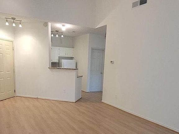 4th image of 4401 Sedgehurst Dr APT 303