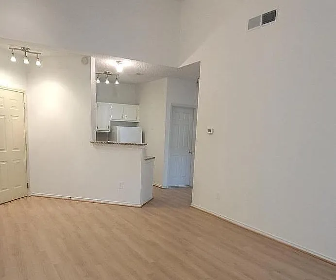 4401 Sedgehurst Dr #303 — Photo 4