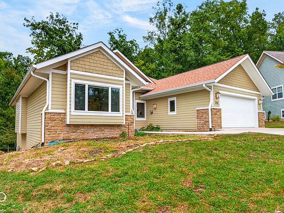 3rd image of 225 Pine Hills Dr