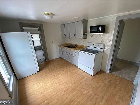 5th image of 150 Chestnut St APT B