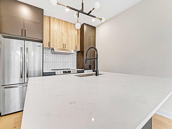 5th image of 138 Carillon St #A