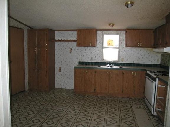 3rd image of 152 E Cuahutemoc St