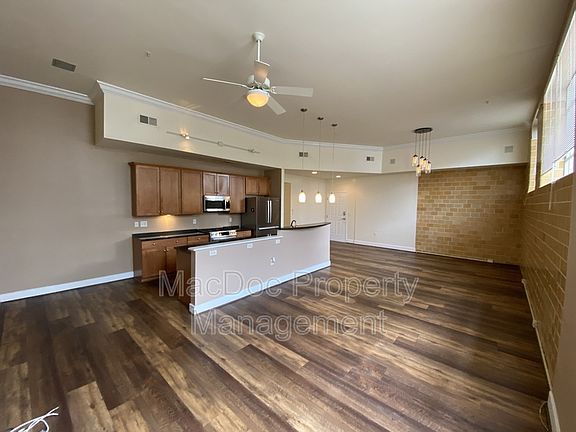 4th image of 900 Barton St Unit 102