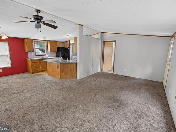 4th image of 28 Emery Cir