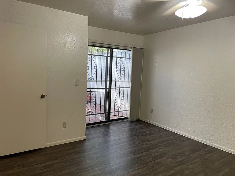 716 N Hayden Dr — Photo 13