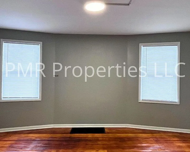 905 Logan St — Photo 7