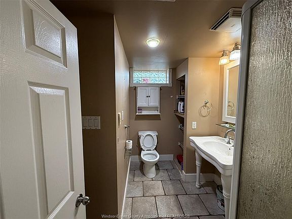 4th image of 3087 Avondale Ave