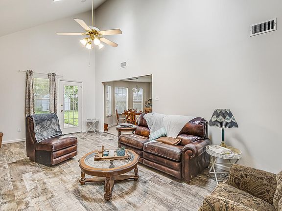 4th image of 120 Aaron Dr