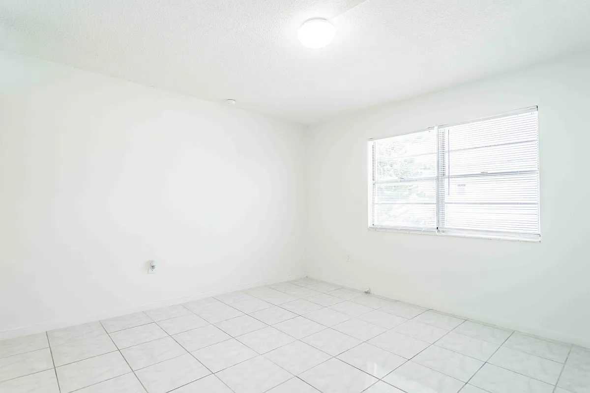 Building Photo - 450 NE 82nd Ter #7