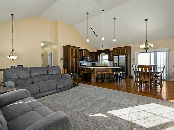 5th image of 105 SE Hanging Garden St