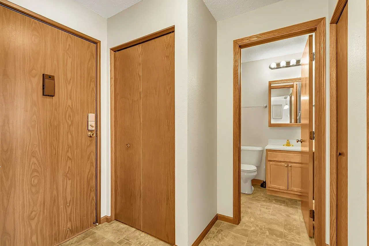 Karolyn Apartments — Photo 3
