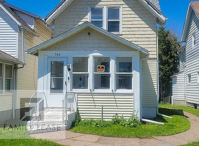 542 7th Ave S — Photo 1