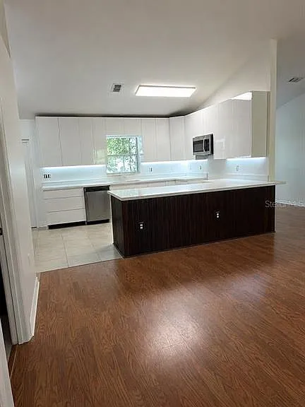 618 Meadow Park Dr — Photo 2