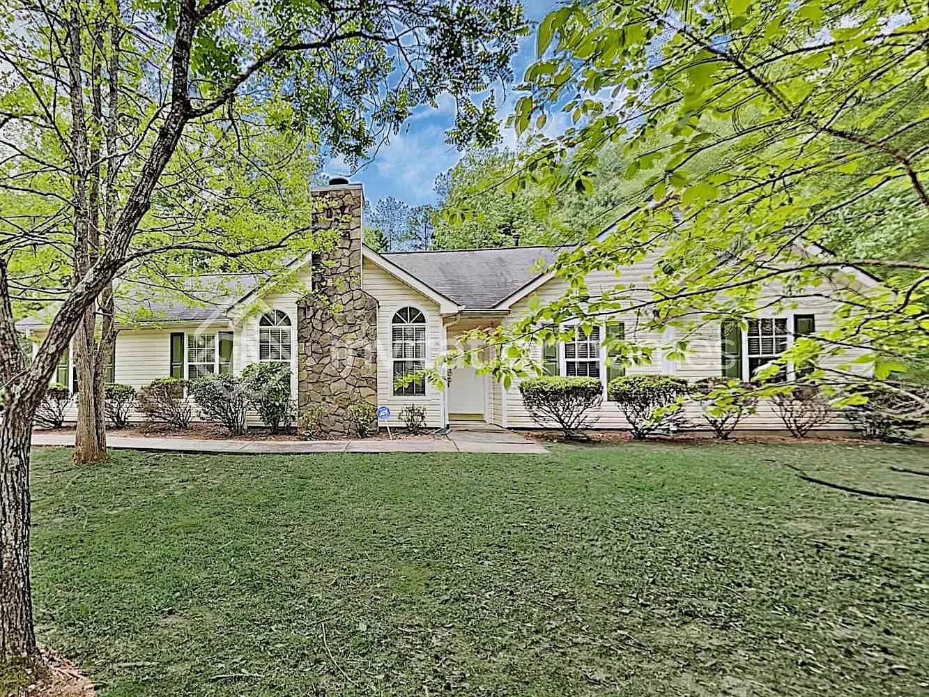 89 Sawgrass Manor Dr Newnan, GA 30265 — Photo 1
