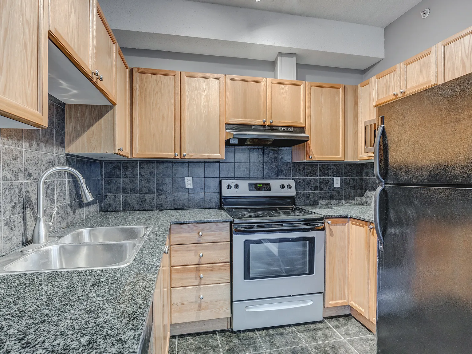 Great 2 Bedroom Condo WITH Underground Parking! 8 Prestwick Pond Terrace SE (CP146) — Photo 3