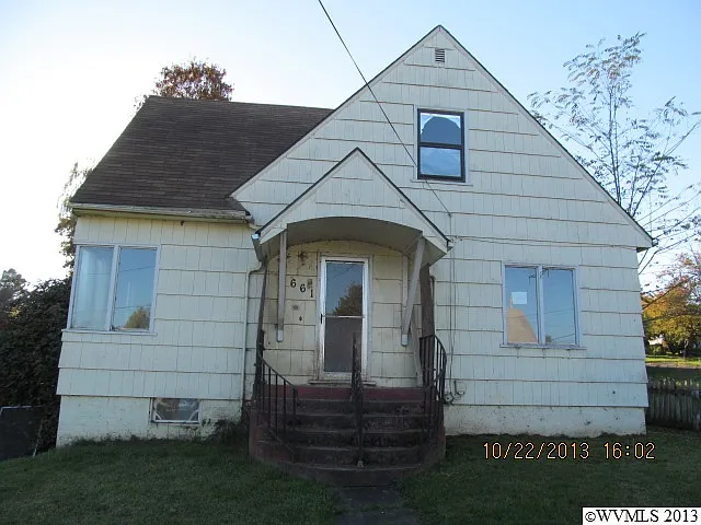 661 NE C St photo 1