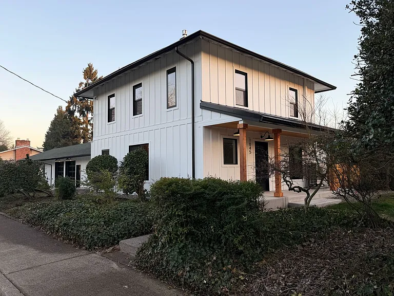 1045 Oakway Rd — Photo 2