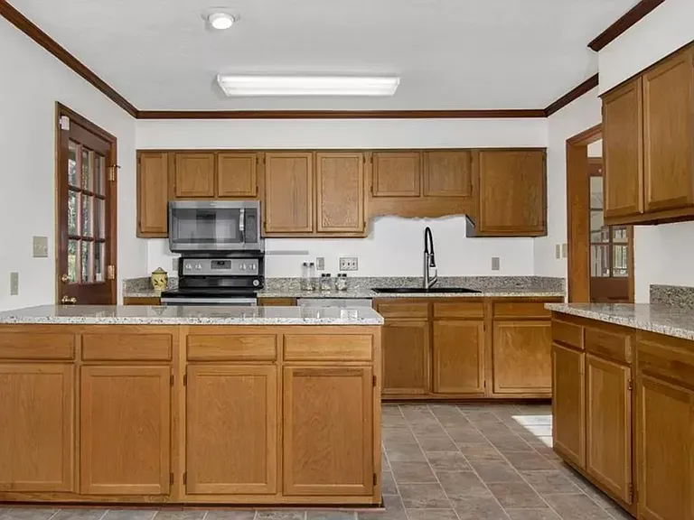 225 Woodglen Dr — Photo 5
