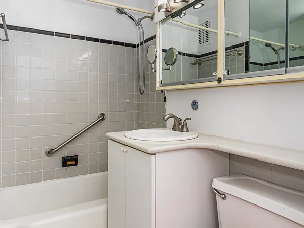 221 East 50th Street 8A image 6 of 7