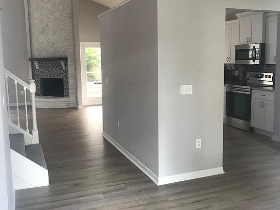 3rd image of 5795 Windsor Hill Dr