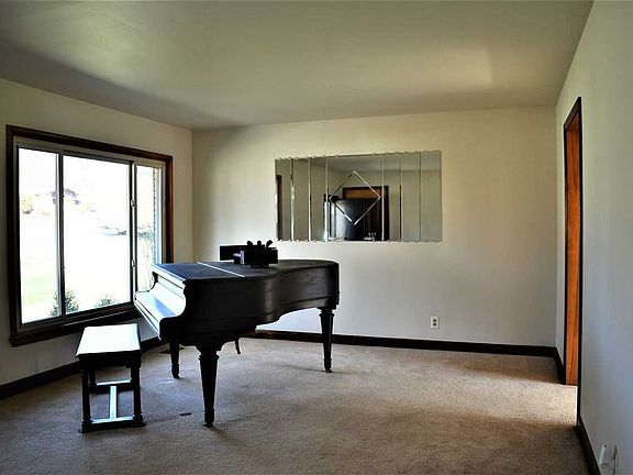 3rd image of 713 Treelane Dr