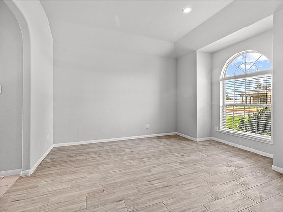 5th image of 9811 Camellia Gardens Dr
