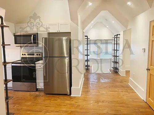 Avail July 24: 1BR/1BA Crafton Apt w/ Beautiful Character on walkable street. Parking, AC, W/D, P... Photo 1