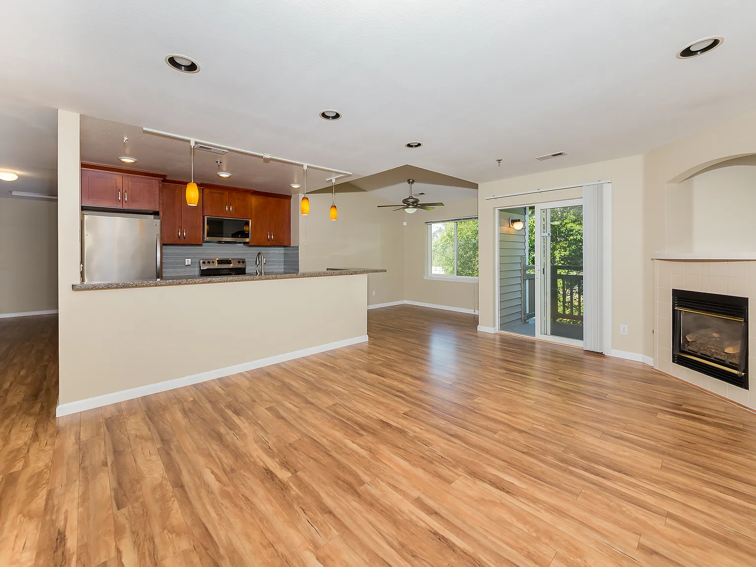 2 bed, 1100 sqft, $2,450 — Photo 3