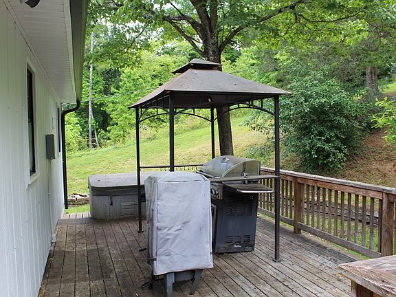 3rd image of 37 Iron Mountain Dr