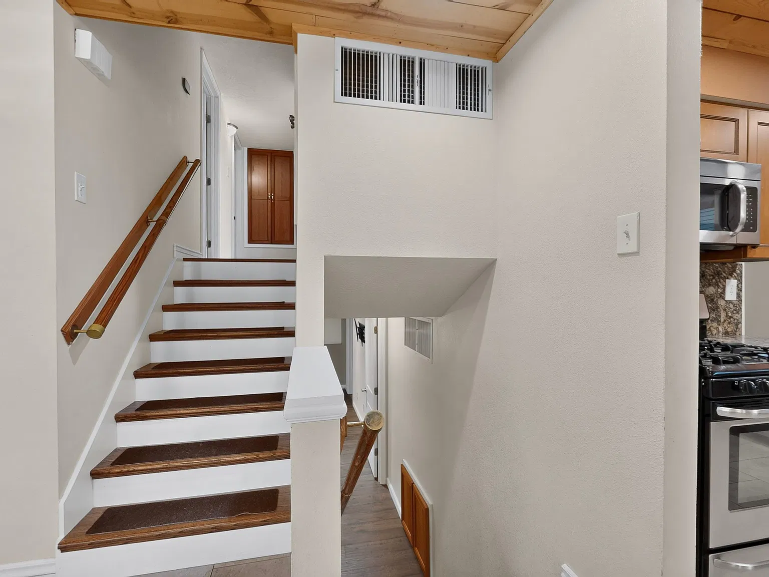 4 bed, 2001 sqft, $3,250 — Photo 4