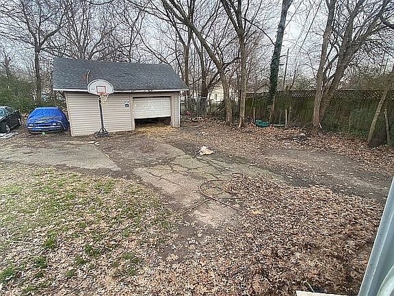 Detached garage/back yard