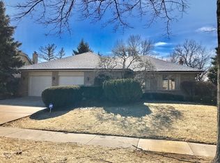 405 Kingswood Ct, Willowbrook, IL