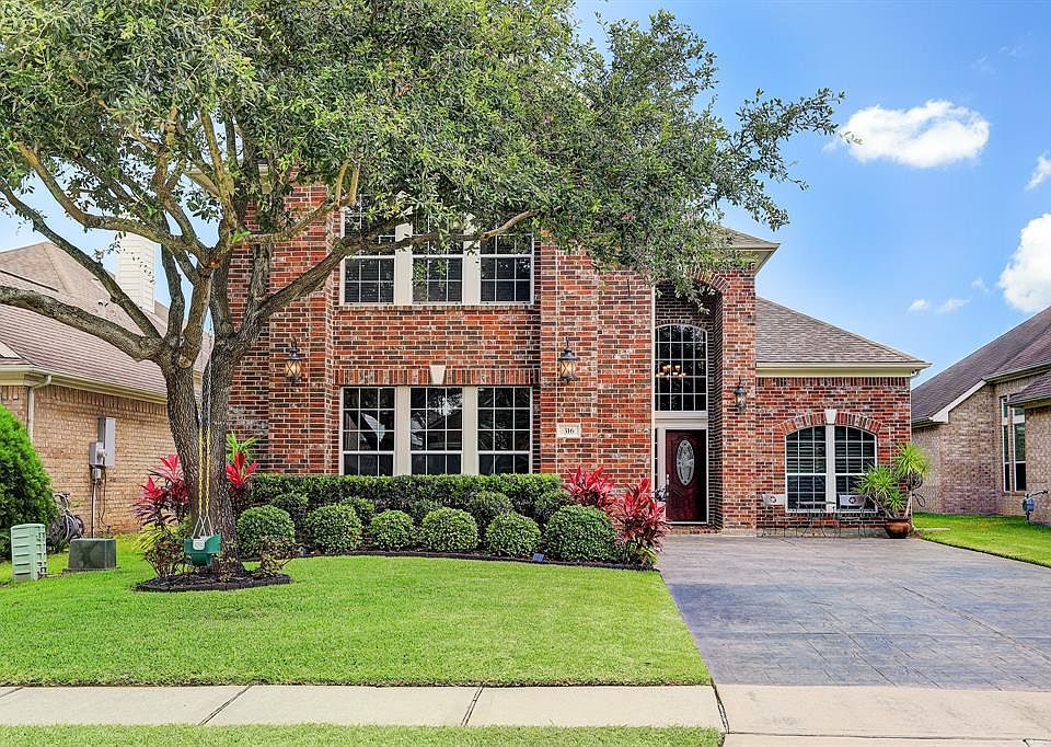 BEAUTIFUL CURB APPEAL WITH STAMPED CONCRETE DRIVEWAY AND TROPICAL LANDSCAPING ALL ON A CUL-DE-SAC!