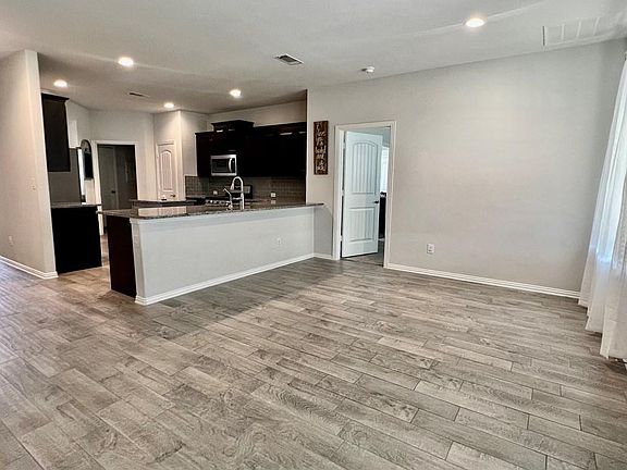 4th image of 1324 Pavilion Pkwy