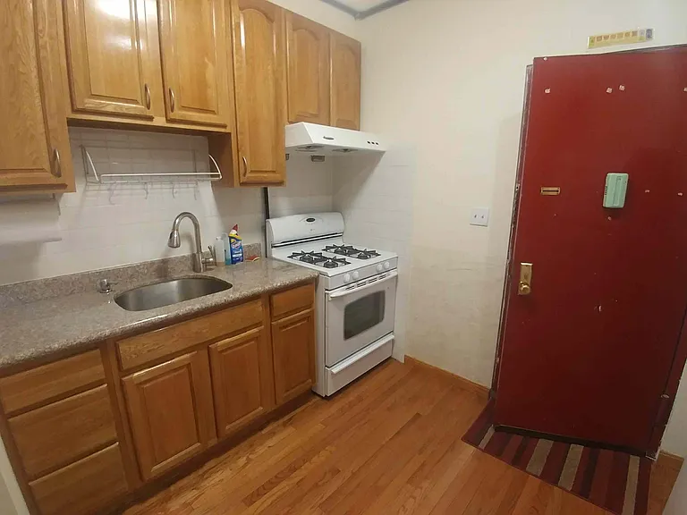 58 Henry St #6 — Photo 1