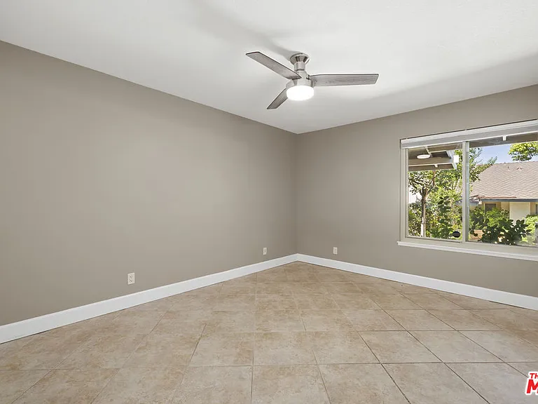 1685 E Avenida De Las Flores — Photo 6
