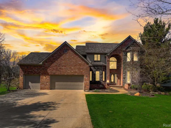 16452 Dawnlight Dr, Fenton, MI 48430