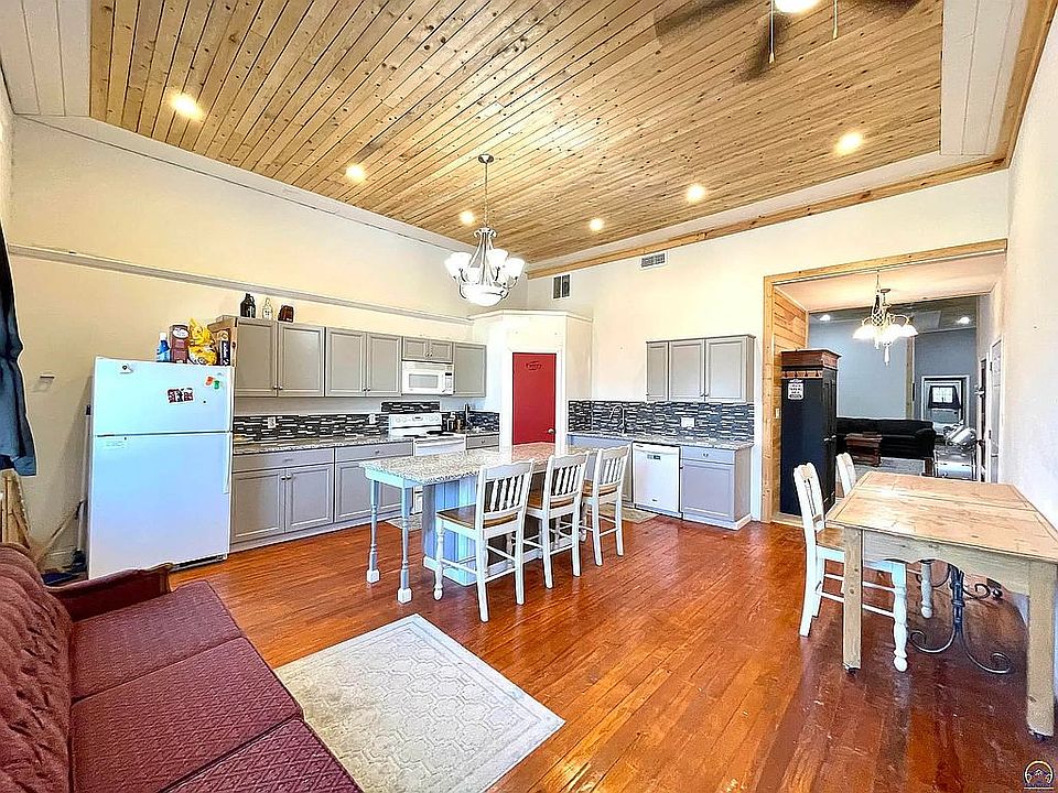 1st image of 111 E Main St