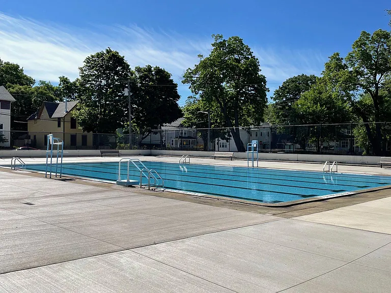 2045 W 38th St #D — Photo 31