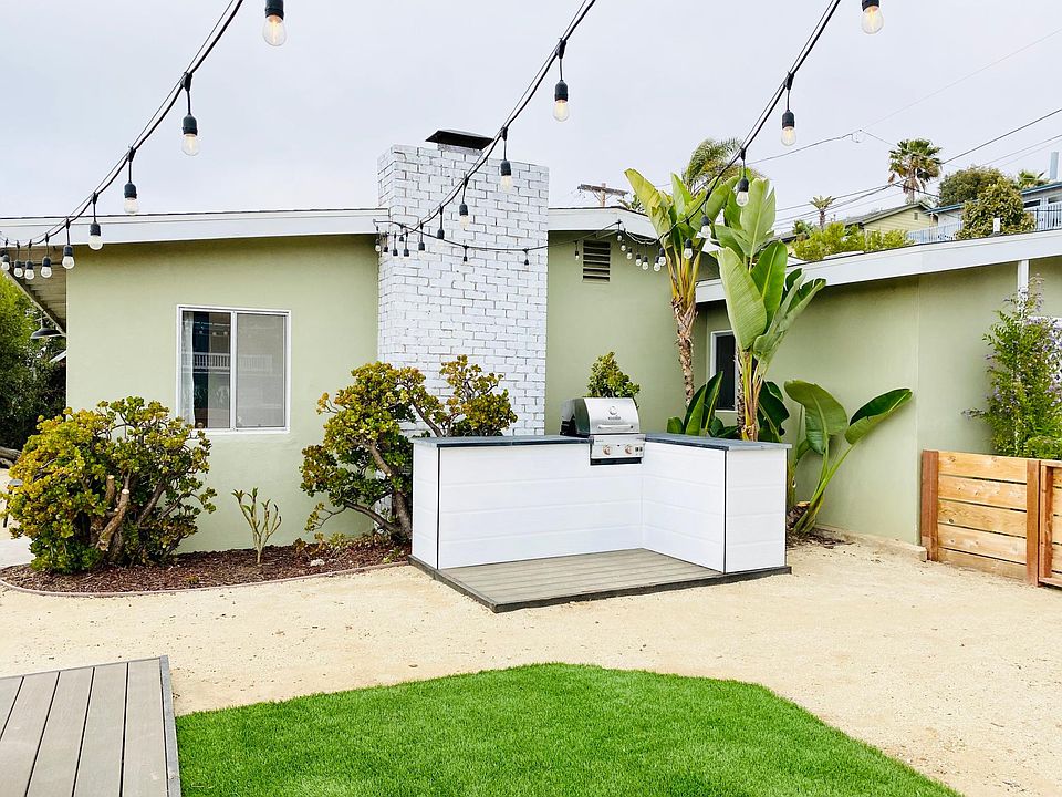 Built in natural gas bbq with stone counters.