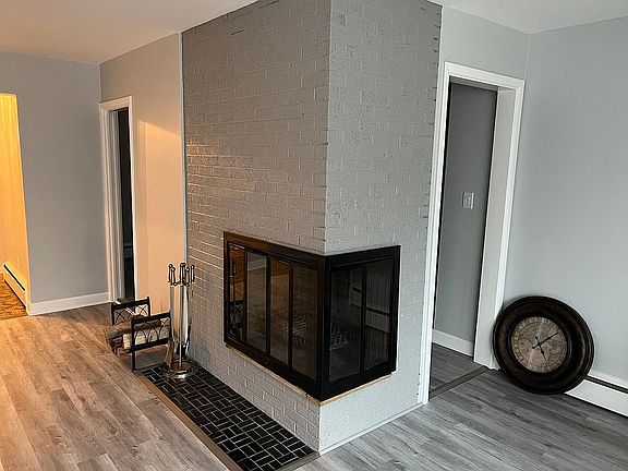 5th image of 801 Oakton St