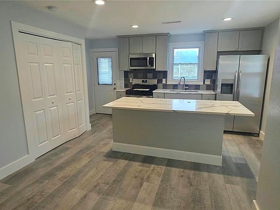 3rd image of 110 Rexton Dr