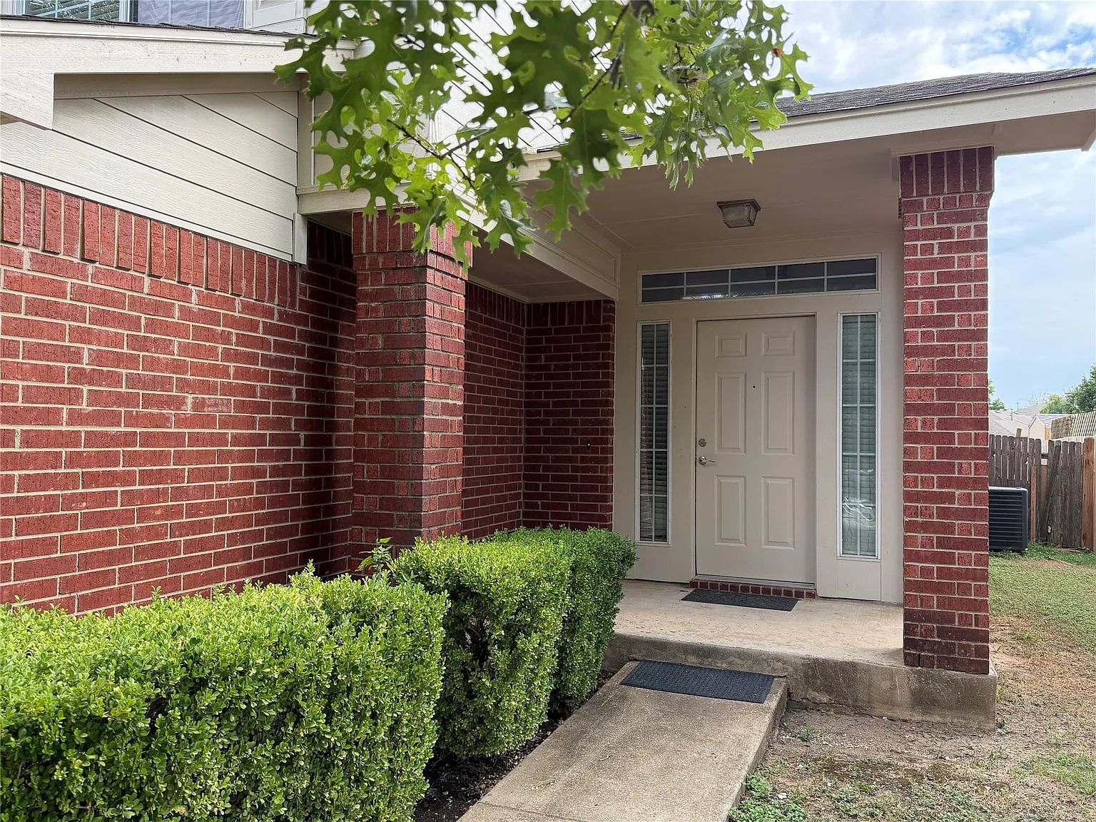 3 bed, 2.5 bath, 1909 sqft, $2,100 — Photo 2