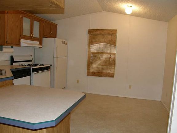 Kitchen w/Eating Area