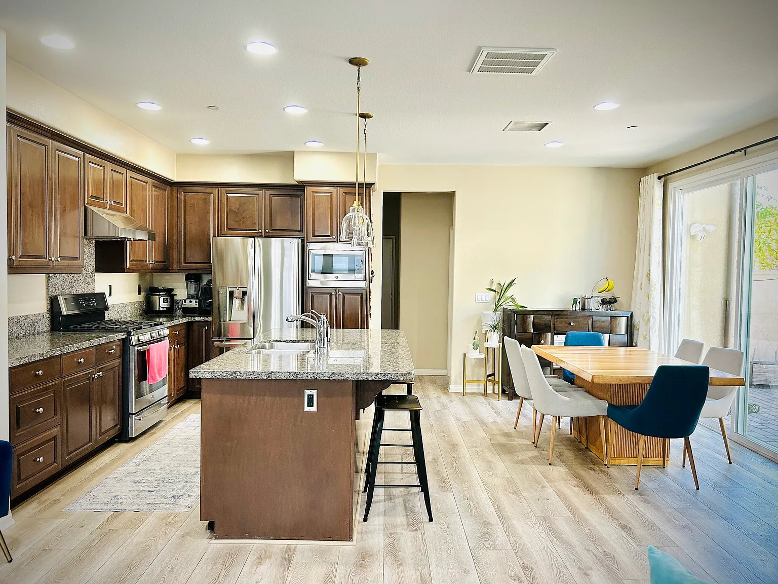 4 bed, 1710 sqft, $4,850 — Photo 3