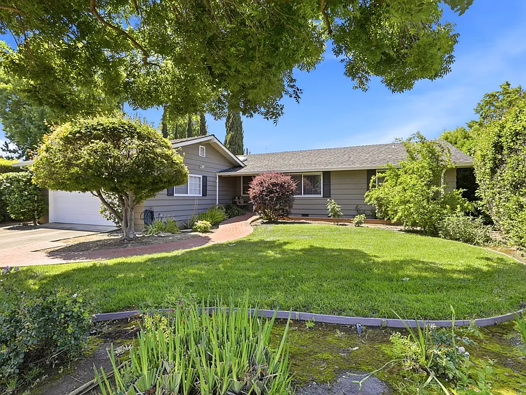 872 W Knickerbocker Dr — Photo 1