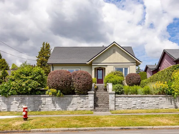 1631 7th Ave, New Westminster, BC V3M 2K6